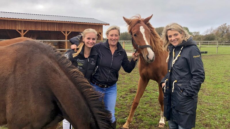 Stephanie Petersen (Mitte) hat Besuch aus Merxheim: Ihre Studienfreundin Alexandra Erbeldinger macht Urlaub auf Sylt. – Bild: NDR/​Doclights GmbH