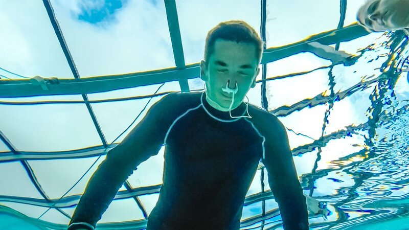 Wie viele Minuten kann Eric die Luft unter Wasser anhalten? – Bild: ZDF