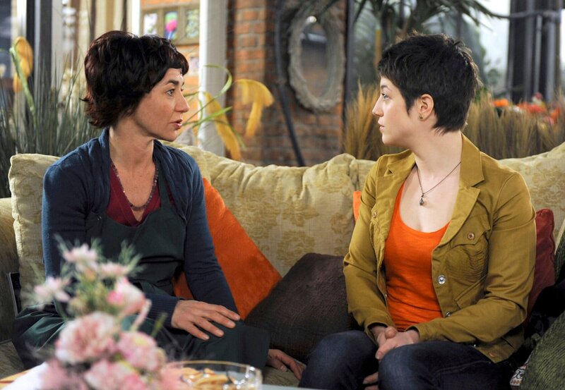 ARD ROTE ROSEN FOLGE 1514, am Montag um 14:10 Uhr im ERSTEN. Ariane (Alexandra Horn, r.) ist über die horrende Mieterhöhung der Werkstatt schockiert und sucht Rat bei Merle (Anja Franke, l.). – Bild: ARD/​Nicole Manthey