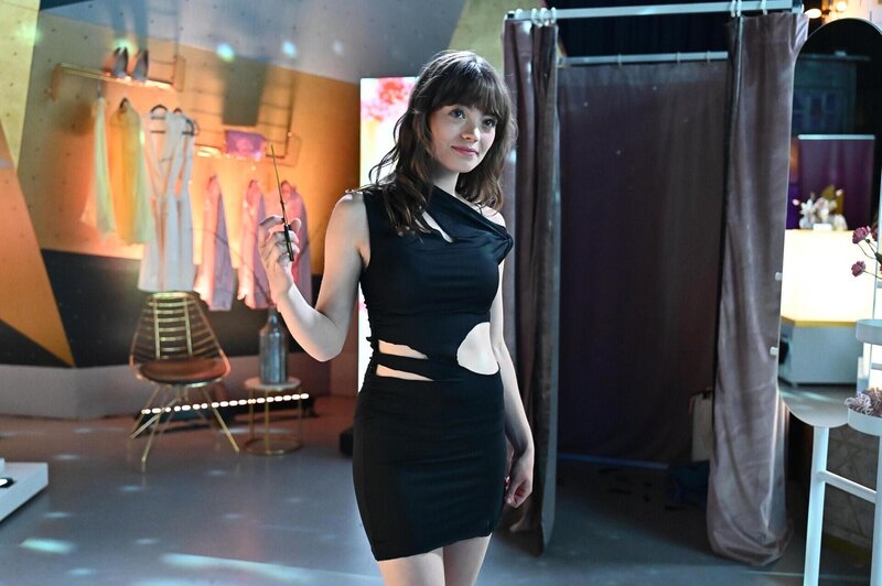 Sophia (Katharina Kron) verhilft sich selbst zu einem Cut-out-Kleid. – Bild: RTL /​ Julia Feldhagen