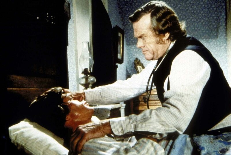 Doktor Baker (Kevin Hagen, r.) behandelt Almanzo Wilder (Dean Butler, l.), der an Diphterie erkrankt ist. – Bild: Sat.1 Gold