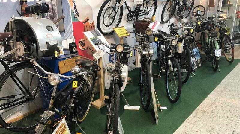 Im Robert von Zeppelin- und Fliegermuseum Wittmund hat Reiner Binder einige seiner Museums-Pedelecs ausgestellt. Die alten motorgetriebenen Räder gelten als historische Vorgänger der heutigen Pedelecs – wenn sie auch damals mit Benzin angetrieben wurden. – Bild: NDR/​CANDEO communication GmbH