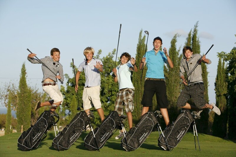 Die Jungs-WG: Charlie, Alex, Jonas, Johannes und Danny beim Golfspielen. – Bild: ZDF/​Kai Schulz