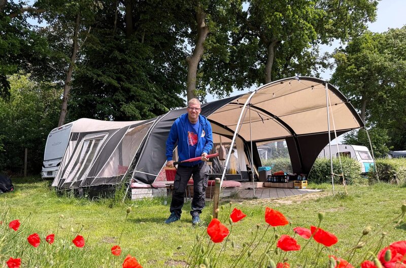 Sturmsicherung – Christoph Niemann weiß, wie man Vorzelte und Markisen richtig spannt und sichert. – Bild: NDR