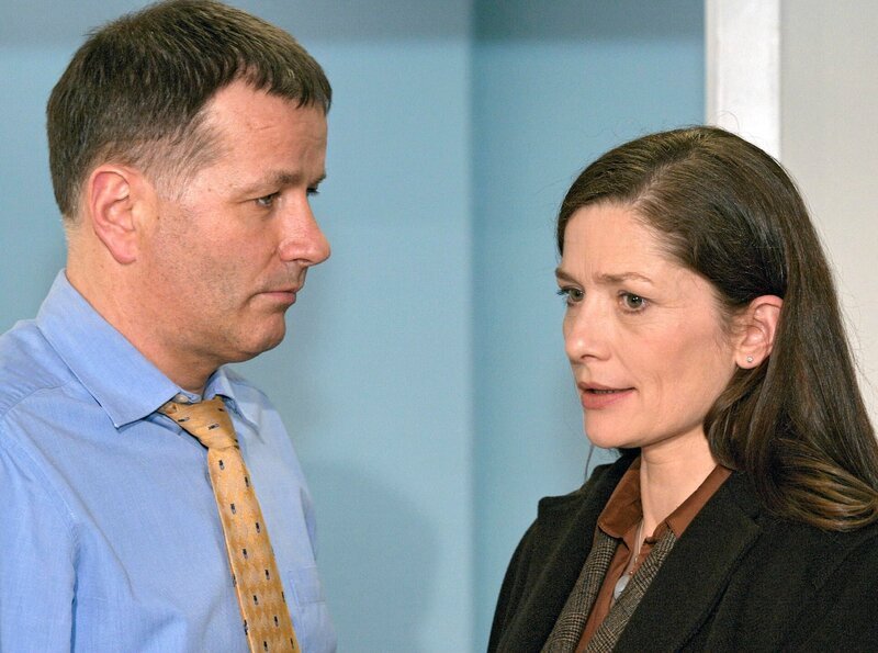 Christina Schroth (Iris Böhm) taucht überraschend im Ärztezimmer der Sachsenklinik auf. Sie erzählt Roland Heilmann (Thomas Rühmann), dass Lisa einen Streit zwischen ihr und ihrem Mann Viktor mitbekommen hat und jetzt weiß, dass Roland ihr Vater ist. – Bild: MDR/​Krajewsky