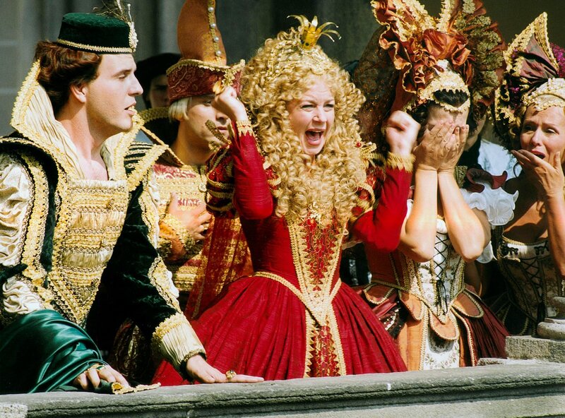 Prinzessin Eufrosine (Sabina Laurinová) führt von ihrer Burg aus eine Schreckensherrschaft über das Land. – Bild: MDR