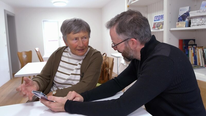 IT-Fachmann Holger Lehmberg löst in einer Seniorensprechstunde Probleme mit dem Handy. – Bild: RTL /​ BurdaStudios