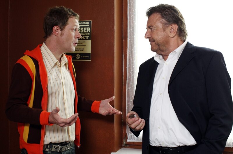 „FC Rückpass“, „Achtelfinale.“ Rainer Kovacic steht von Beginn an unter Schurbitz’schem Druck: Er muss von den verbleibenden drei Meisterschaftsspielen mindestens eines gewinnen. Nach dem ersten Training ist ihm aber klar, diese Mannschaft braucht dringend Verstärkung, wenn nicht ein Wunder. Im Nachbarort beobachtet Kovacic einen Stürmer, Roland Preissler, eingebildet wie ein Gockel, aber fußballerisch immerhin ein Talent. Bei einer Pressekonferenz will Präsident Schurbitz der Weltpresse seinen neuen Erfolgstrainer präsentieren. Der macht dem Präsidenten aber einen Strich durch die Rechnung. Kovacic präsentiert seinerseits völlig überraschend Roland Preissler als neuen Stürmer beim FC-Pernitz. Und das kommt bei den Penitzern gar nicht gut an.Im Bild (v.li.): Andreas Lust (Karl Hopfberger), Lukas Resetarits (Rainer Kovacic).  SENDUNG: ORF eins – FR – 01.06.2018⁠–⁠23:30 UHR. – Veroeffentlichung fuer Pressezwecke honorarfrei ausschliesslich im Zusammenhang mit oben genannter Sendung oder Veranstaltung des ORF bei Urhebernennung. – Bild: ORF/​Gebhardt Productions/​Petro Domenigg