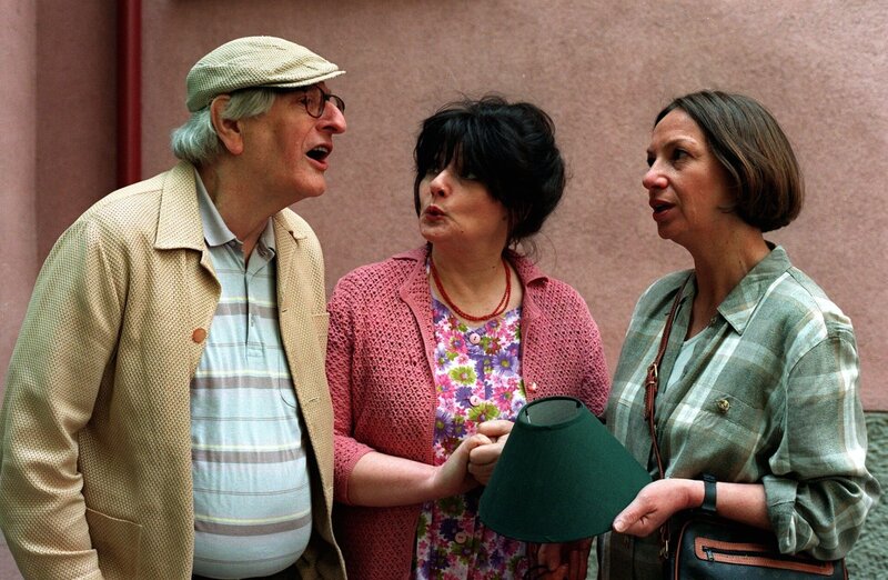 „Kaisermühlen Blues“, „Gewalt im Gemeindebau.“ Eine neue Partei zieht in den Gemeindebau: Frau Haydn. Sie und die Koziber geraten sich ziemlich rasch und allzu wörtlich in die Haare. Und auch bei Gneisser und Vilma hängt der Haussegen schief: Sie hat ihn – wie so oft – wieder auf Abwegen erwischt.Im Bild (v.li.): Walter Langer (Kudrnac), Brigitte Swoboda (Koziber), Karoline Zeisler (Karoline Haydn). – Bild: ORF/​MR Film/​Contessina Bauer