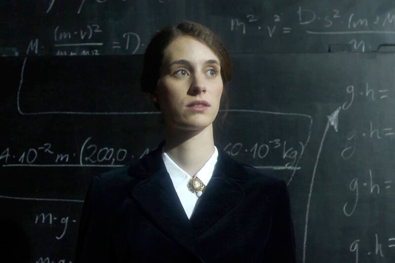 Lise Meitner (Estella Hebert) während der Maturaprüfung in Wien – Bild: Jürgen Herrmann