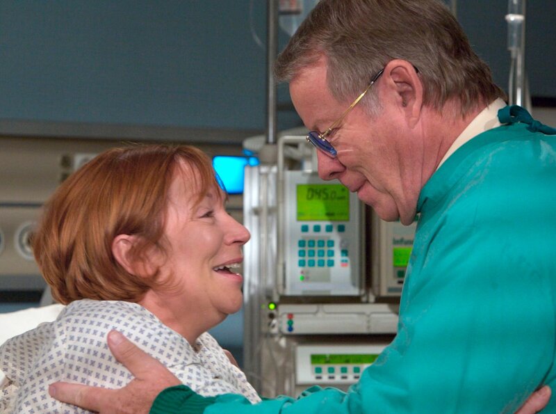 In der Klinik bekommt Martha Kunze (Brigitte Böttrich) Besuch von ihrer großen Liebe Georg Mildenstein (Michael Hinz), mit dem sie das erste Mal nach über 30 Jahren verabredet war. Als er in der Klinik erscheint, ist die Freude groß und die Liebe geblieben. Doch Martha konfrontiert ihn mit der schockierenden Nachricht, dass er der Vater ihrer Tochter ist. – Bild: MDR/​MDR/​Krajewsky