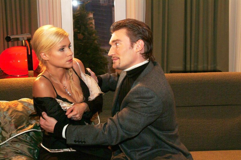 Richard (Karim Köster, r.) verlangt von Sabrina (Nina-Friederike Gnädig, l.), endlich schwanger zu werden. – Bild: SAT.1