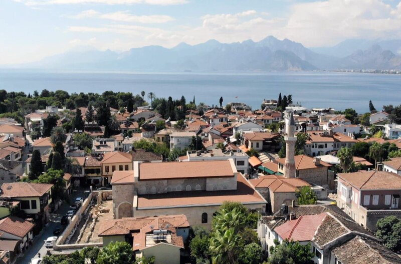 Antalya, ein Paradies am Mittelmeer, steht seit Jahrhunderten für den Wunsch nach „Dolce Vita“ und repräsentiert heute den kulturellen und wirtschaftlichen Reichtum der Türkei. – Bild: Elephant Doc