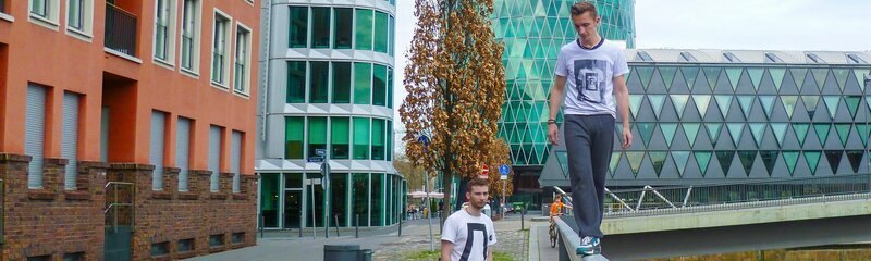 „PUR+“-Moderator Eric Mayer nimmt den direkten Weg – beim Parkour. Die Stadt ist sein grenzenloser Outdoor-Trainingsplatz. – Bild: ZDF