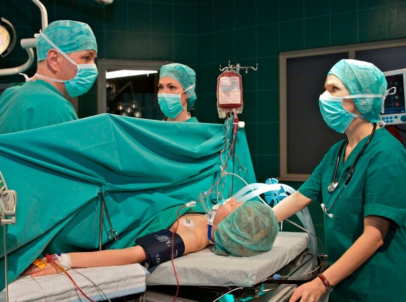 Bei der Operation von Marie (Henriette Zimmeck, liegend) stellen Dr. Roland Heilmann (Thomas Rühmann, links) und Dr. Elena Eichhorn (Cheryl Shepard, 2. von links) eine Nierenverletzung fest. Als klar ist, was der Grund für Maries Zustand war, sind Dr. Kathrin Globisch (Andrea Kathrin Loewig) und die anderen erleichtert. – Bild: MDR/​MDR/​Krajewsky