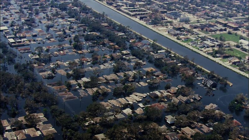 Luftaufnahme eines gebrochenen Deichs nach dem Hurrikan Katrina. (Teich5) – Bild: Pond5 /​ Pond5