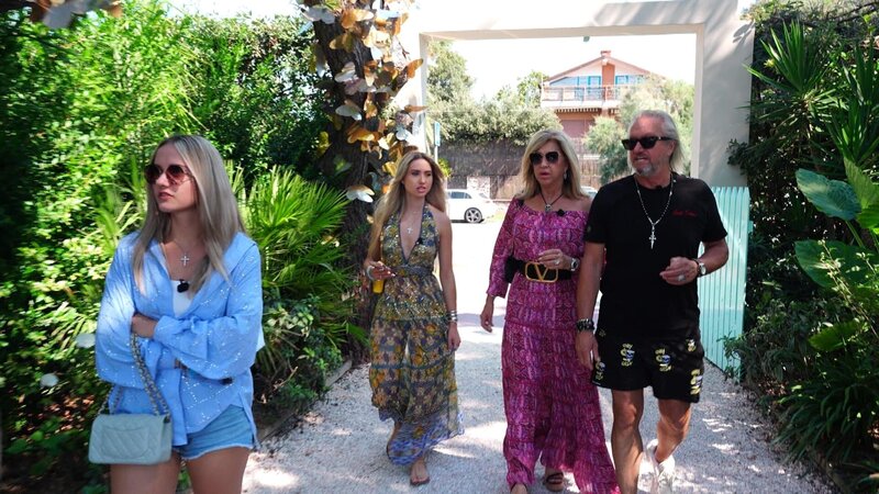 Nach Forte dei Marmi, dem Saint Tropez Italiens, kommen alle großen Superstars. Carmen ist ein großer Fan des italienischen Sängers Andrea Bocelli, er wohnt dauerhaft in dem Ort. Als sie ihn dann auch noch treffen darf, ist sie sehr nervös. – Bild: RTLZWEI