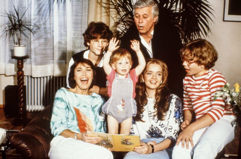 Thekla Carola Wied (Angi), Timmo Niesner (Markus), Frauke Tholen, Peter Weck (Werner Schumann), Julia Biedermann (Tanja), Tarek Helmy (Tom) – Bild: ORF/​ZDF