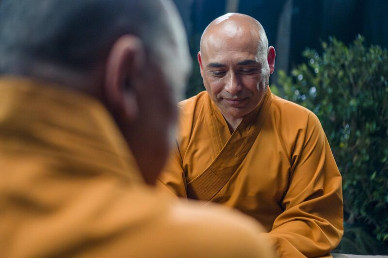 Zwei buddhistische Mönche in gelben Gewändern – Bild: THE HISTORY CHANNEL /​ A+E
