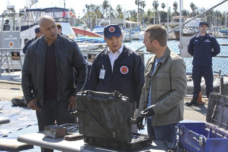 Ein Raketentest wurde gehackt und dadurch eine zivile Motoryacht versenkt. Callen (Chris O’Donnell, r.), Sam (LL Cool J, l.) und Coast Guard Special Agent Wong (James Huang, M.) ermitteln … – Bild: CBS Studios Inc. All Rights Reserved.