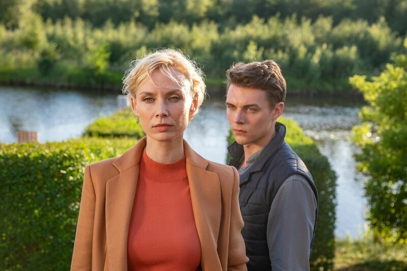 Viktor (Gerrit Klein, r.) stichelt bei Maja (Masha Tokareva), der Verlobten seines Bruders Alexander. – Bild: ZDF und Ralf Wilschewski