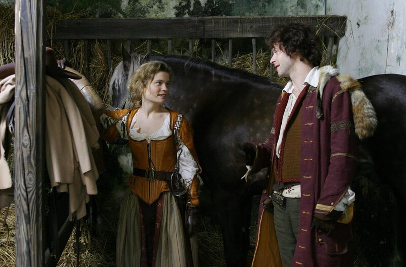 Julie (Sarah Biasini) und der charmante Dieb Gaspard (Pietro Sermonti) – Bild: TVP