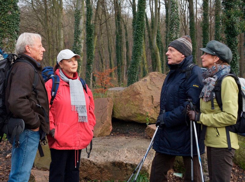 Charlotte (Ursula Karusseit, 2. v. li.) und Otto (Rolf Becker, li.) wollen die zögerliche Barbara (Uta Schorn, re.) ermutigen, endlich Ja zu ihrem hartnäckigen Verehrer Gerald Fresemann (Georges Claisse, 2.v.re.) zu sagen. Zu diesem Zweck wird eine gemeinsame Wandertour unternommen. – Bild: MDR/​Krajewsky