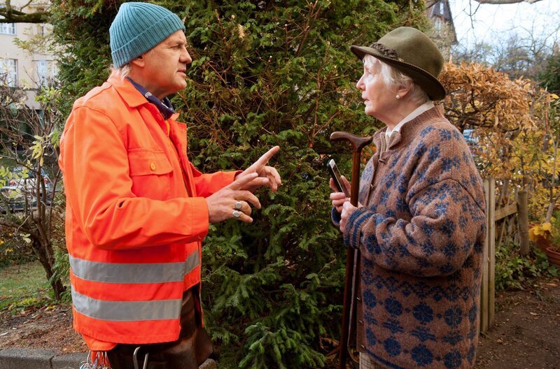 ARD Degeto DIE DREI VON DER MÜLLABFUHR – BABY AN BORD, am Freitag um 20:15 Uhr und um 01:20 Uhr im ERSTEN. Die Müllabfuhr klaut! Eine Rentnerin (Henriette Gonnermann) beklagt sich bei Werner (Uwe Ochsenknecht). – Bild: ARD Degeto/​Britta Krehl