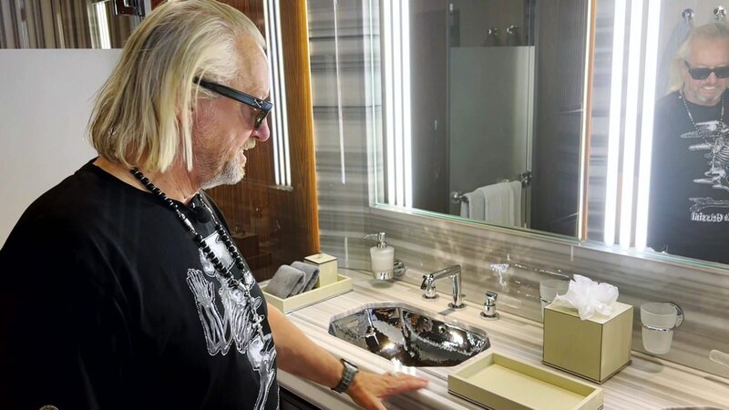 Robert möchte seine Motoryacht, die Indigo Star, eintauschen. Er schaut sich nach neuen Booten um. – Bild: RTLZWEI