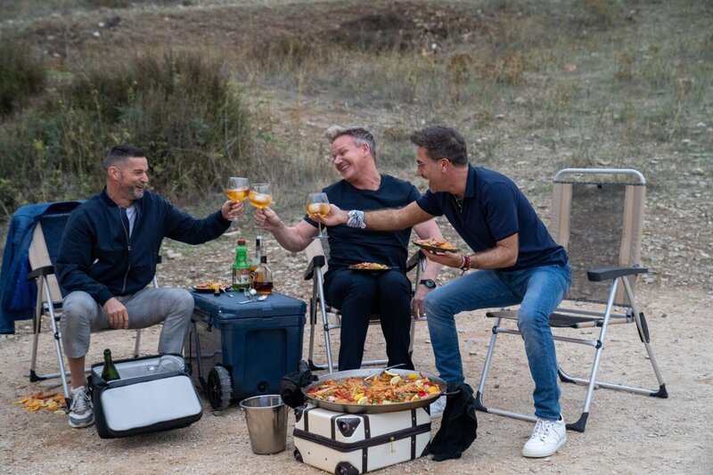 Fred Sirieix (l.), Gino D’Acampo und Gordon Ramsay (M.). – Bild: RTL /​ Studio Ramsay and All3Media Int