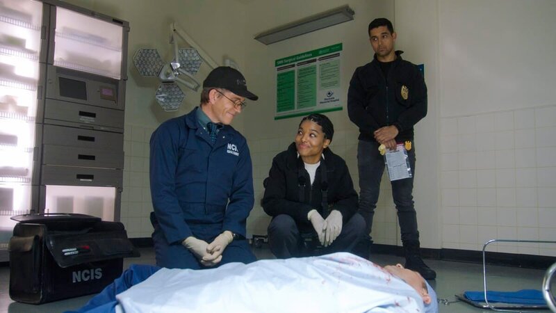 L-R: Jimmy Palmer (Brian Dietzen), Kayla Vance (Naomi Grace), Special Agent Nicholas ‚Nick‘ Torres (Wilmer Valderrama) – Bild: CBS Entertainment