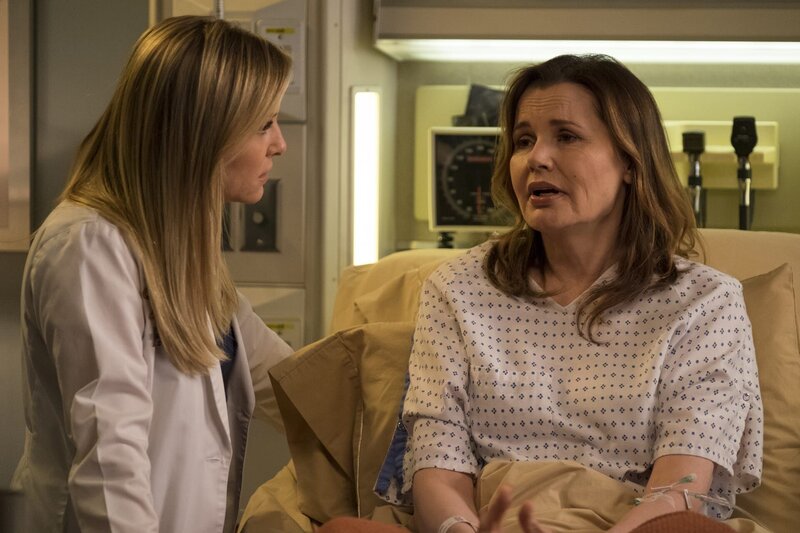 Arizona (Jessica Capshaw, l.) bekommt unerwarteten Besuch von ihrer Mentorin Nicole Herman (Geena Davis, r.), die über starke Kopfschmerzen klagt … – Bild: American Broadcasting Companies, Inc.