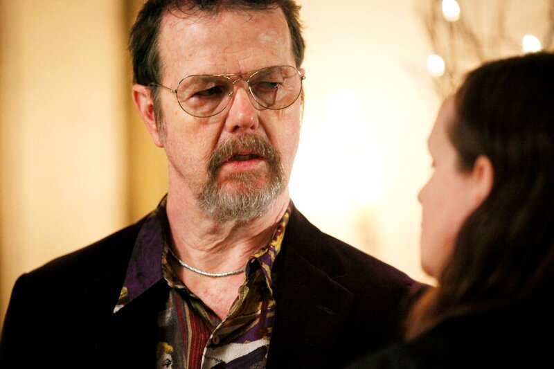 Der geldgierige Manager Sebastian Follin (Göran Stangertz) liegt im Clinch mit der TV-Produzentin Karin Bellhorn (Maria Kulle). – Bild: rbb/​ARD Degeto/​Yellow Bird/​Mia Carlsson