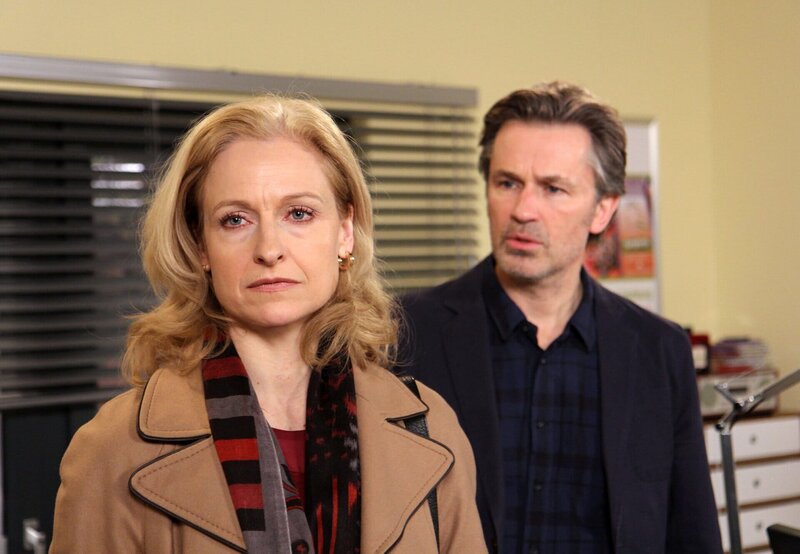 Jan (Timothy Peach, r.) stellt Claudia (Mignon Remè, l.) zur Rede, weil er meint, von ihr eine Drohung gegen Vera und ihn gehört zu haben. – Bild: ARD/​Nicole Manthey