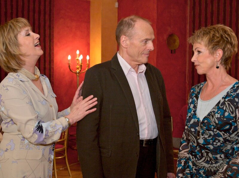 Barbara Grigoleit (Uta Schorn, re.) will bei einem Kurs ihre Tanzkenntnisse auffrischen, den ausgerechnet Luise Mann (Beatrice Richter, li.), die ehemalige Physiotherapeutin von Otto Stein, leitet. Luise Mann ist immer noch so forsch und eifrig und stellt Barbara kurzerhand Gerald Fresemann (Georges Claisse, mi.) als Tanzpartner zur Seite. – Bild: MDR/​Krajewsky