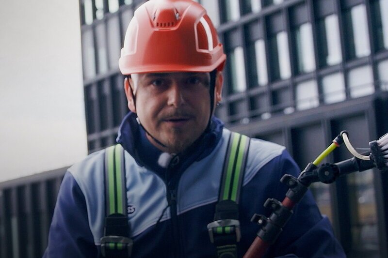 Mission: EAZ Von WC- und Flugzeug- zur Fensterreinigung Staffel 2 Folge 3 EAZ zeigt, ob er genauso so krass putzen kann, wie er rappt – Bild: SRF2