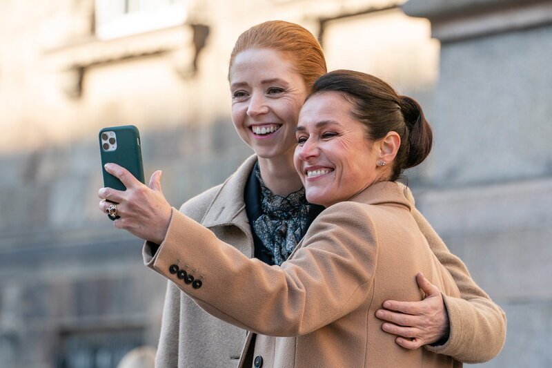 Borgen – Macht und Ruhm Staffel 4 Folge 7 Johanne Louise Schmidt als Signe Kragh, Sidse Babett Knudsen als Birgitte Nyborg – Bild: SRF/​DR/​Mike Kollöffel