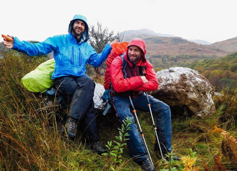 SRF bi de Lüt – Durch dick und dünn DivertiMento bei den Schotten Folge 1 Fototermin im schottischen Wetter vor Crianlarich – Bild: SRF2