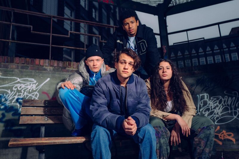 (v.l.n.r.) Rocky (Vito Sack); Younes (David Ali Rashed); Amadou (Aaron Maldonado-Morales); Shirin (Manal Raga a Sabit) – Bild: Joyn