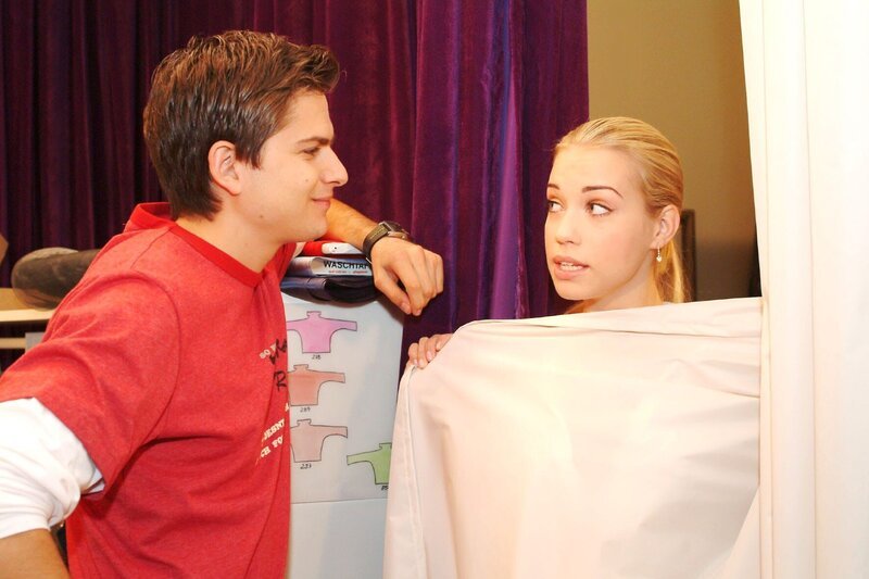 Kim (Lara-Isabelle Rentinck, r.) versucht sich mit Timo (Matthias Dietrich, l.) wieder zu versöhnen. – Bild: SAT.1 /​ Monika Schürle