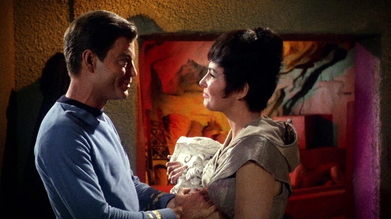 Dr. McCoy (DeForest Kelley) und Nancy Crater (Jeanne Bal) – Bild: Tele 5