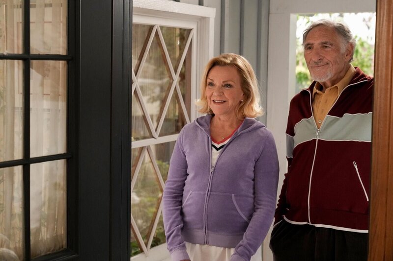 Joyce (Stephanie Faracy, l.); Ben „Pop-Pop“ Goldberg (Judd Hirsch, r.) – Bild: 2021 American Broadcasting Companies, Inc. All rights reserved. /​ Scott Everett White Lizenzbild frei