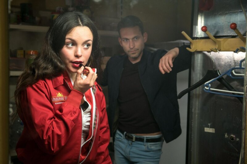 Janika (Tijan Marei, l.) arbeitet in der Pizzeria von Dennis Atin (Julian Schmieder, r.) als Pizzalieferantin. Ihr Chef findet, dass sie sich für die Kunden zu stark schminkt. – Bild: ZDF /​ Uwe Frauendorf