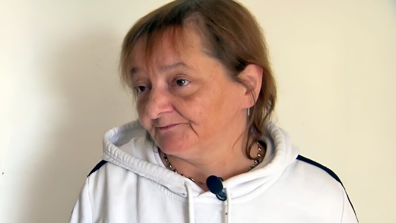 Monika (52) hat immer noch keine Wohnung gefunden und übernachtet deswegen fast täglich bei ihrem Ex-Freund. Die Bürgergeldempfängerin ist nun schon seit sechs Monaten auf Wohnungssuche. – Bild: RTLZWEI