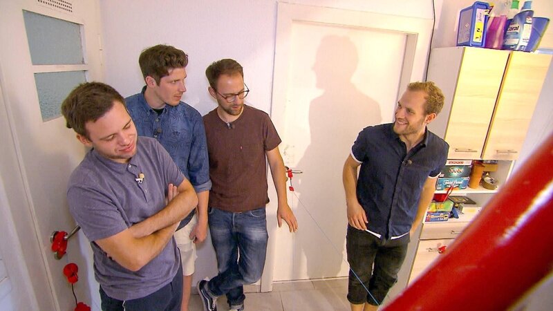 Die WG testet die „Chrono Bomb“ – Bild: RTL /​ Folge 63