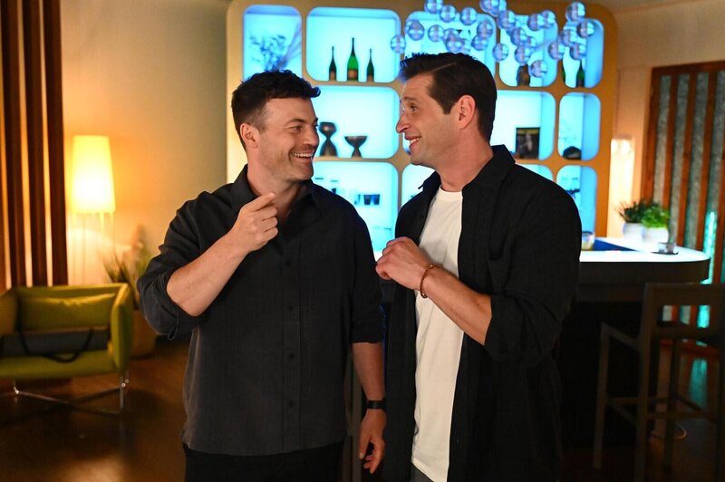 Ben (Jörg Rohde, l.) ahnt nicht, wie bald sich sein Wunsch nach einem Wiedersehen mit der schönen Unbekannten erfüllen wird. Rechts Deniz (Igor Dolgatschew) – Bild: RTL /​ Julia Feldhagen