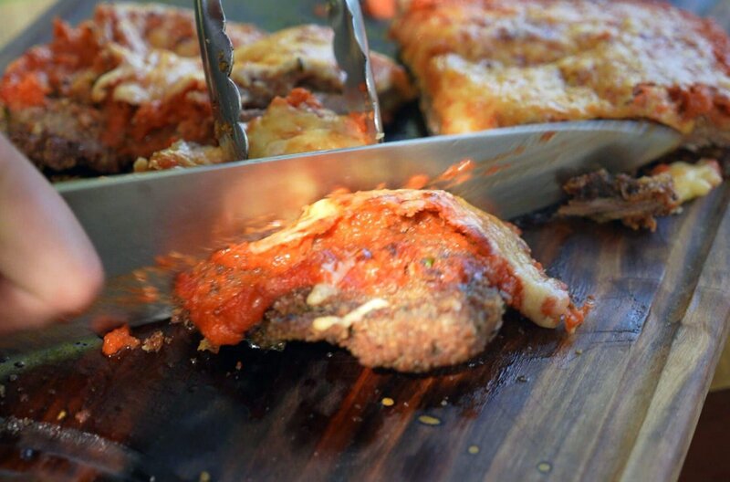 In Argentinien bereitet Guido panierte Schnitzel mit Tomatensoße und Parmesan zu. – Bild: Elephant Doc