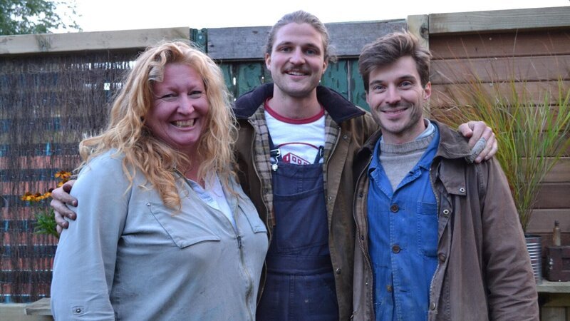 Charlie Dimmock (l.) mit David Rich (m.) und Harry Rich (r.) +++ Die Verwendung des sendungsbezogenen Materials ist nur mit dem Hinweis und Verlinkung auf RTL+ gestattet. +++ – Bild: RTL /​ Planschen im Grünen