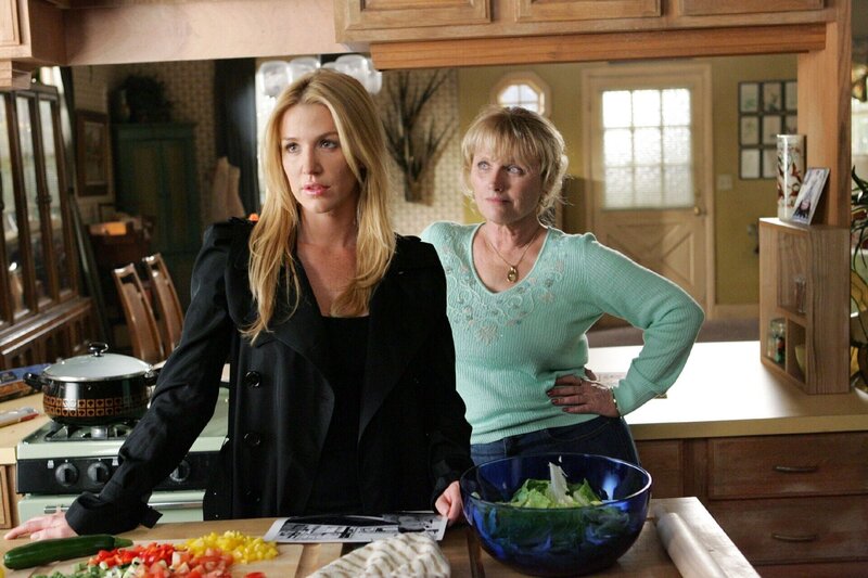 Samantha Spade (Poppy Montgomery, li.) Die Tochter von Elena, Sofie, verschwindet spurlos. Als das Team die Ermittlungen aufnimmt, verschwindet zusätzlich eine Touristin namens Jenny. – Bild: Warner Bros. Entertainment, Inc.