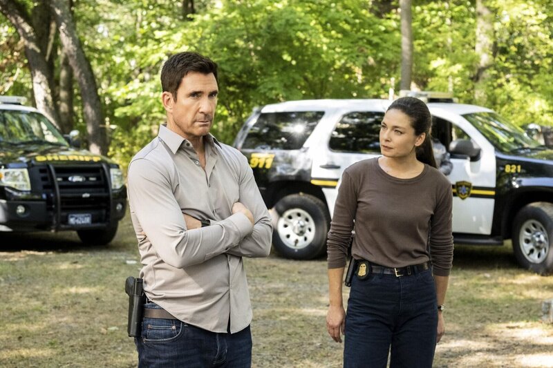 Remy Scott (Dylan McDermott, l.); Kristin Gaines (Alexa Davalos, r.) – Bild: CBS Broadcasting Inc. /​ Mark Schafer